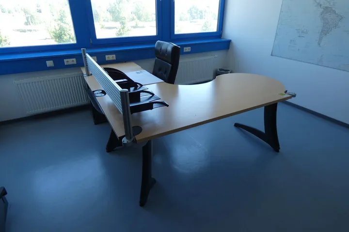 Schreibtisch, mit Schreibtischcontainer und Bürostuhl Maße in cm ca. 180 x 203